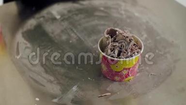 卷制水果冰淇淋分离。 剪辑。 上景特写。 泰国冰淇淋是一种很棒的甜点。 冰淇淋玫瑰花
